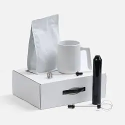Набор для приготовления кофе True Brew, вспениватель: 11х4,7х23,3 см; кружка: диаметр 8 см, ширина с ручкой 11,2 см, высота 10,2 см; пачка кофе: 13х4,5х18,5 см; коробка: 26,3x36,6x10 см
