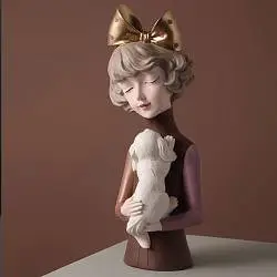 Статуэтка  "Девушка с помадой"