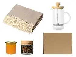 Подарочный набор с пледом, френчпрессом, чаем и вареньем