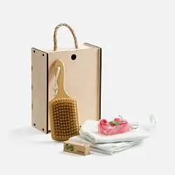 Банный набор Lenna, 25,3х19,2х10,8 см; коврик: 43х32; шапка: клин 18х24 см, диаметр 25 см; см; щетка: 24,5х9 см; мыло: 7,5х5,5х3,5 см; помада: 1,8x1,8x6,7 см; упаковка помады: 2,7x2,5x7,5 см