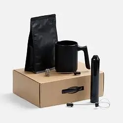 Набор для приготовления кофе True Brew, вспениватель: 11х4,7х23,3 см; кружка: диаметр 8 см, ширина с ручкой 11,2 см, высота 10,2 см; пачка кофе: 13х4,5х18,5 см; коробка: 26,3x36,6x10 см