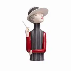 Статуэтка  "Девушка с помадой"